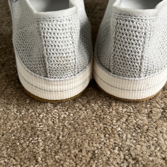 Womens UGG 7.5 Gray slip on shoes New - Picture 6 of 7